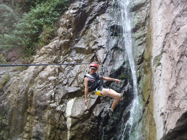 Tirolina en las cascadas